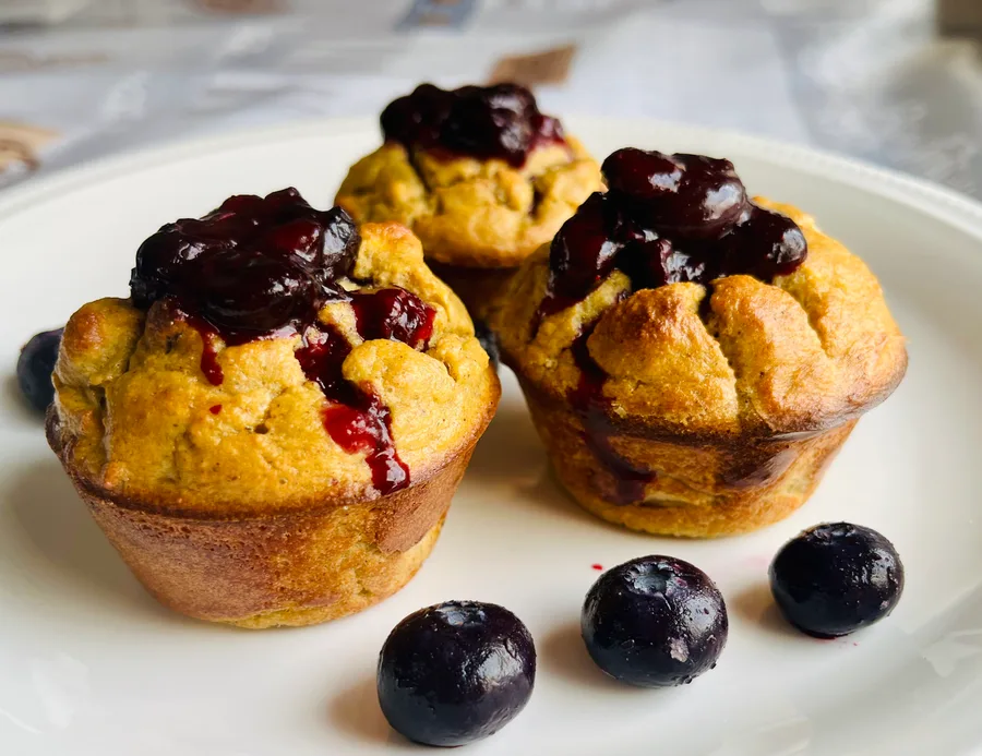 Appel-banaan eiermuffins met warme blauwe bessen