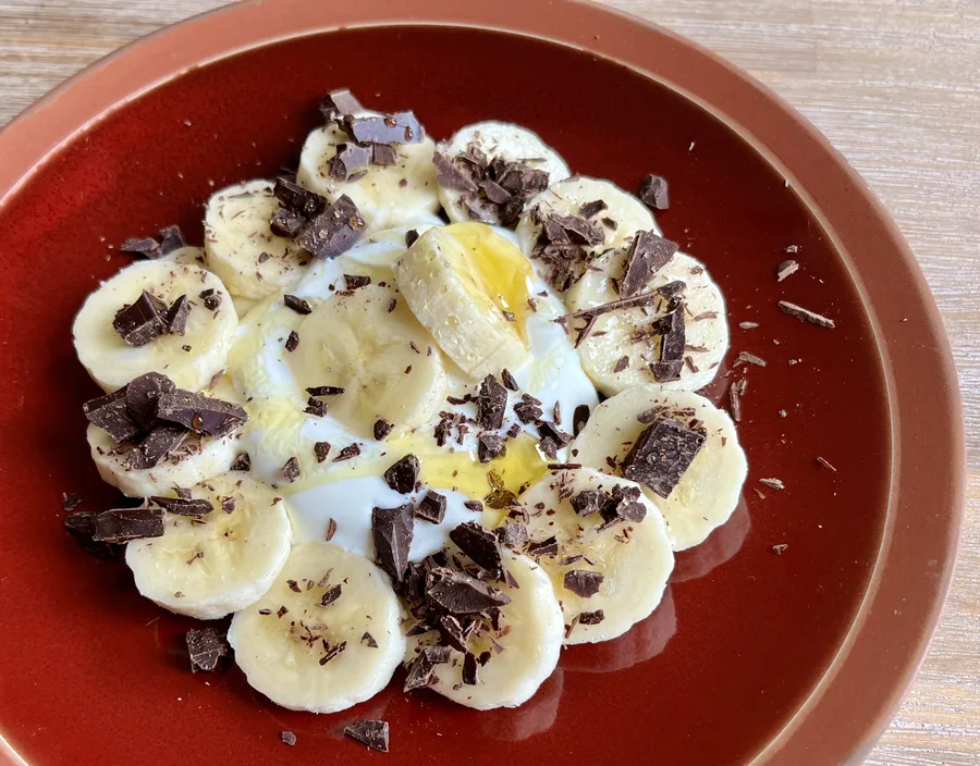 Banaan met geraspte 85% chocola en Griekse yoghurt