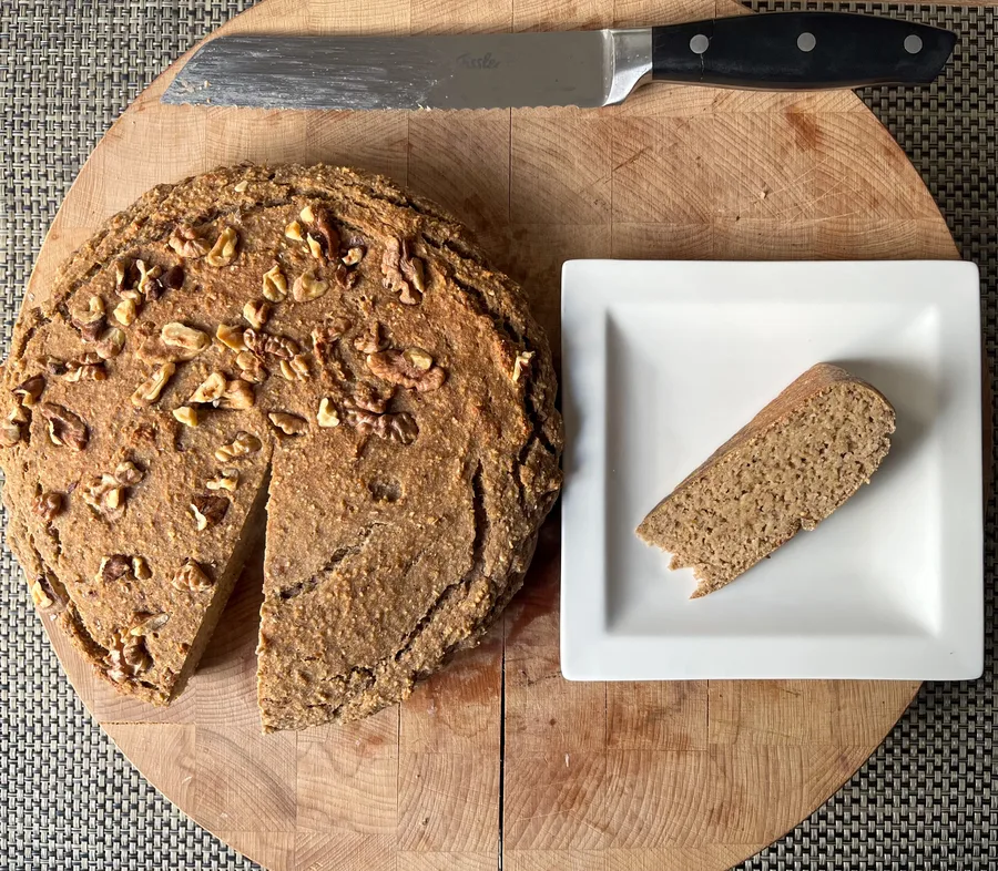 Bananen-haver-kokosbrood met stukjes appel