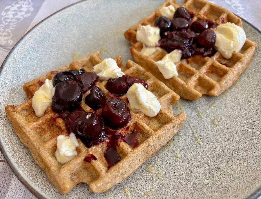 🧇 Bananenwafels met warme kersen en crème fraîche