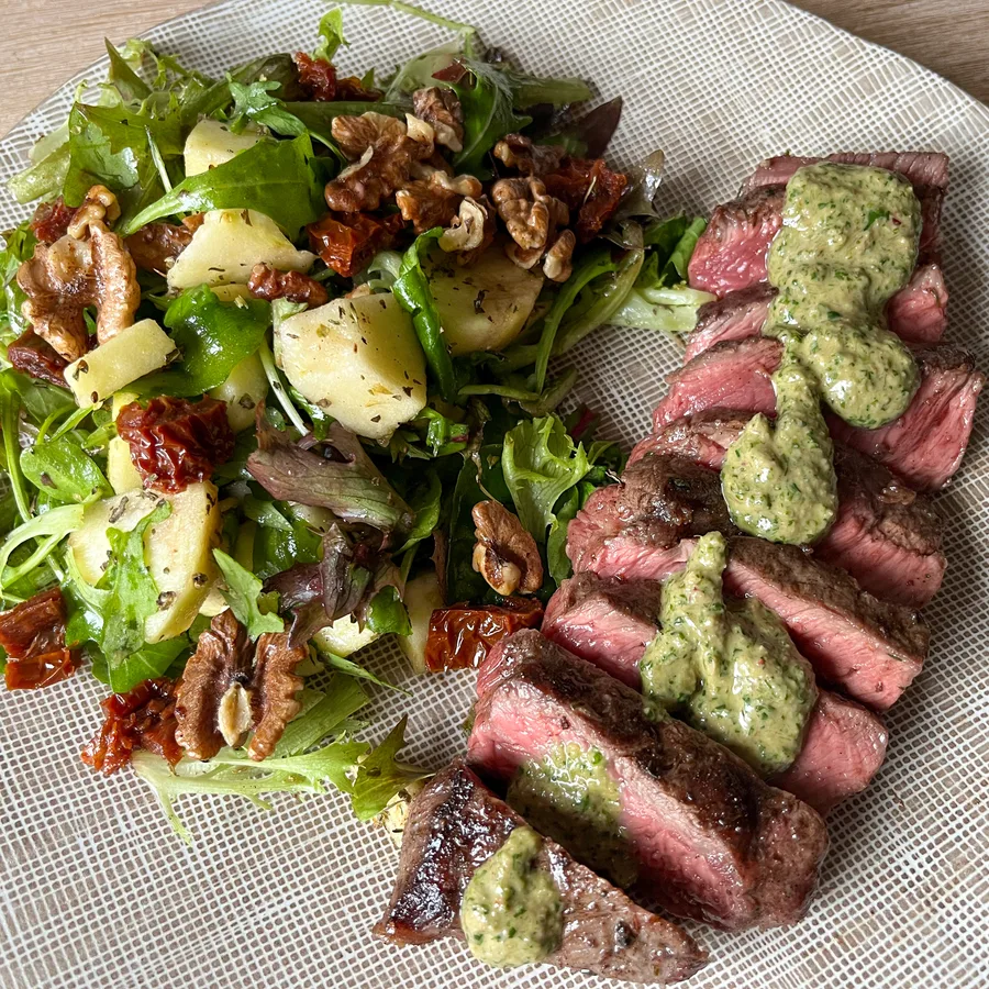 Biefstuk met pittige groene dressing en rucola-appel salade