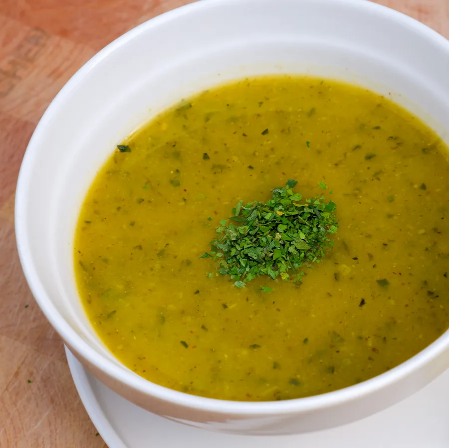 Broccoli, wortelsoep met lente-ui