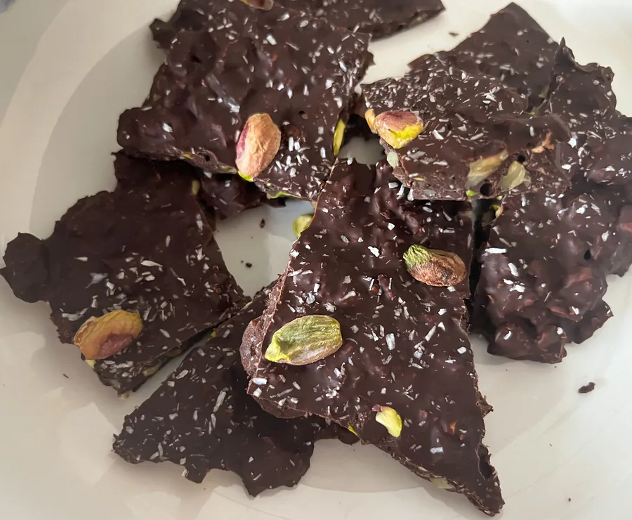 Chocolade rots met dadels, pistache noten en kokosrasp