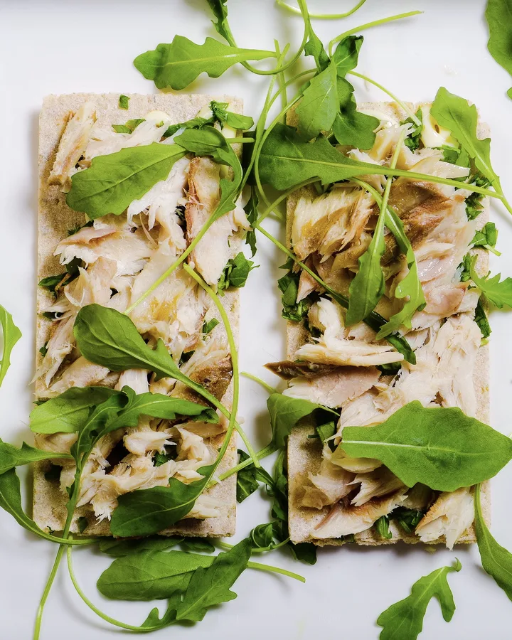 Crackers met makreel en rucola