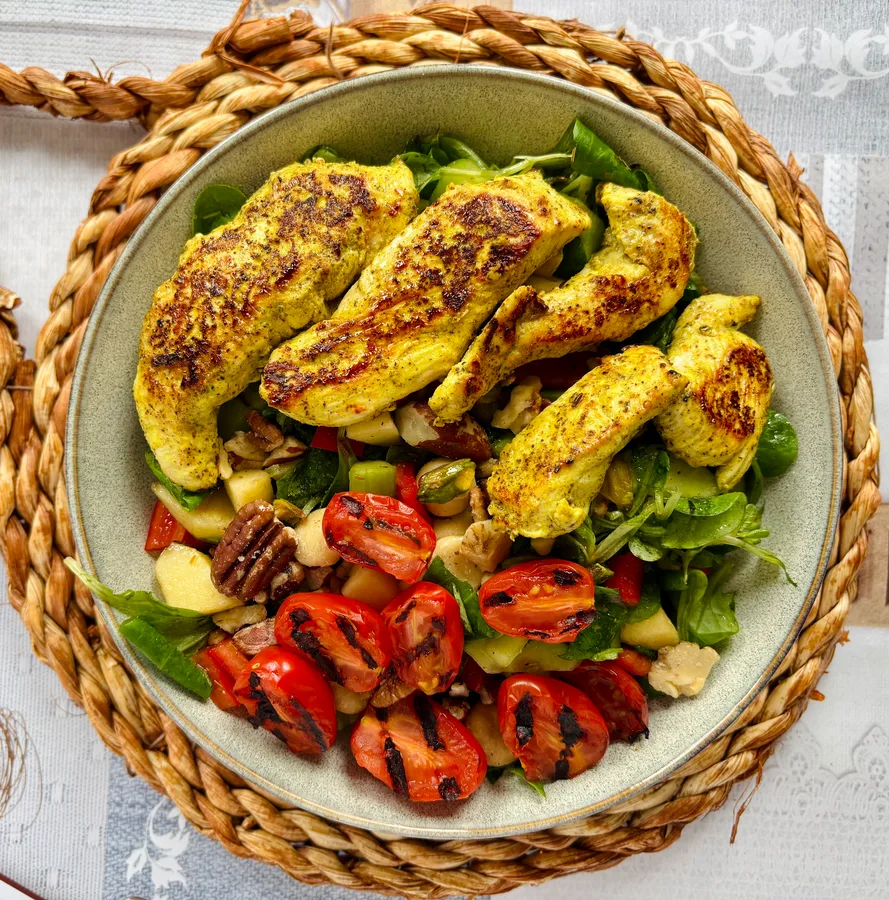 Frisse kipsalade met appel, komkommer en gegrilde tomaat