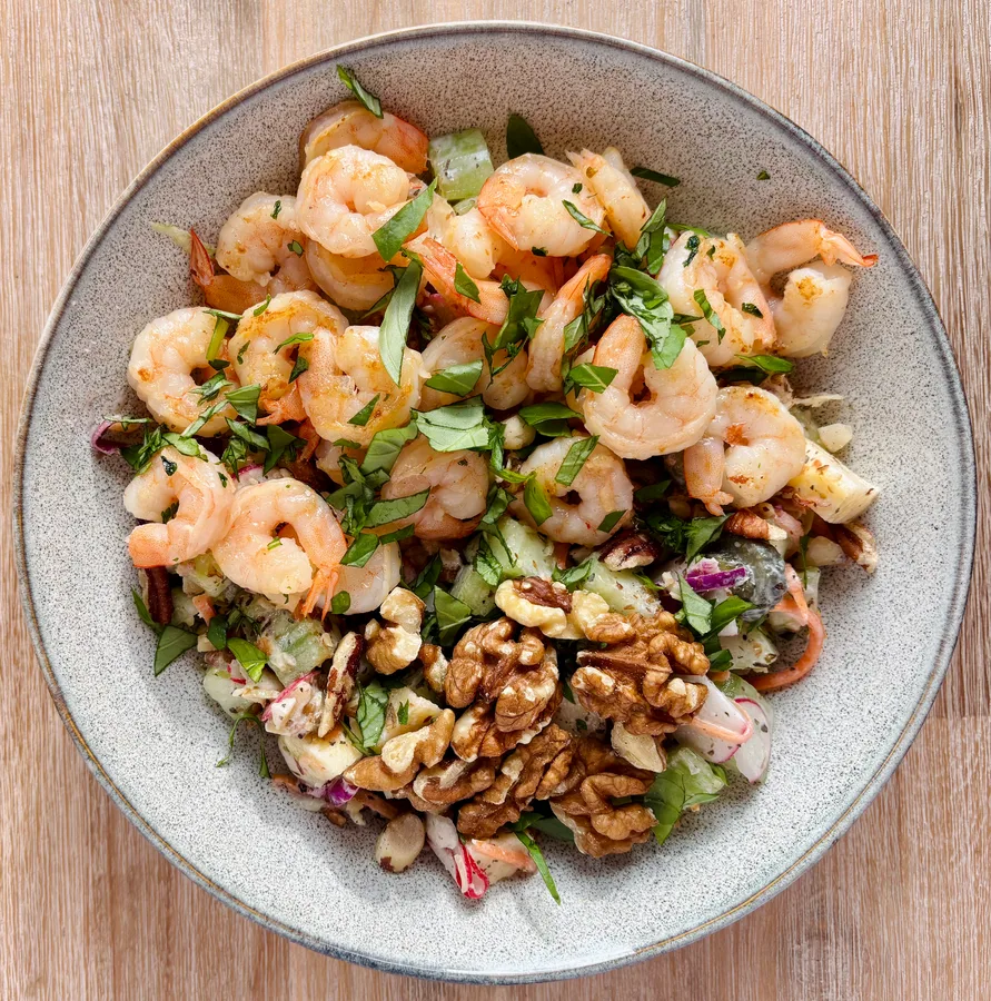 Frisse salade met garnalen, wortel en appel