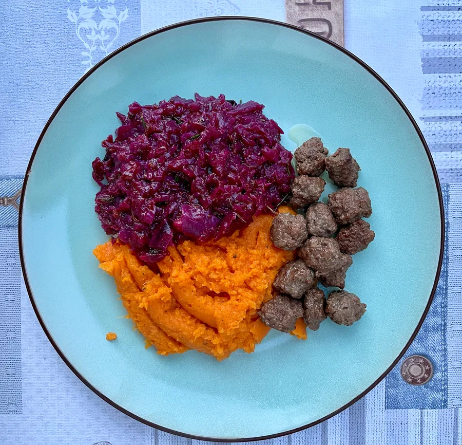 Gehaktballetjes met kruidige rodekool en zoete aardappelpuree