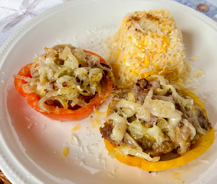 Gevulde paprika met gebakken rijst in knoflook boter