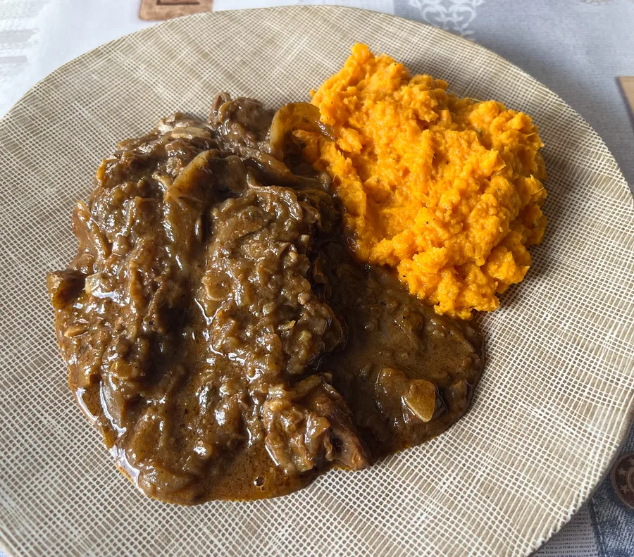 Goulash met zoete aardappelpuree