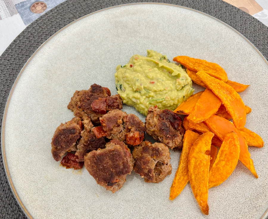 Guacamole met zoete aardappelfriet en Mexicaanse gehaktballetjes
