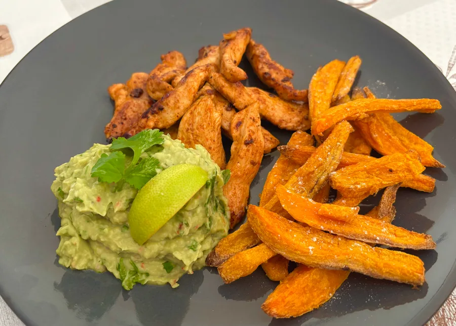 Guacamole met zoete aardappelfriet en Mexicaanse kip