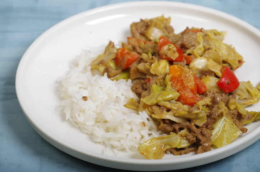 Indonesische spitskool schotel