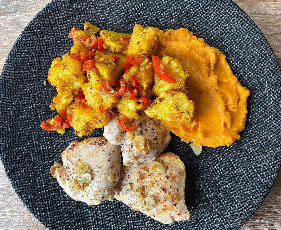 Knoflookkip met zoete aardappelpuree en bloemkool met paprika, komijn en kurkuma