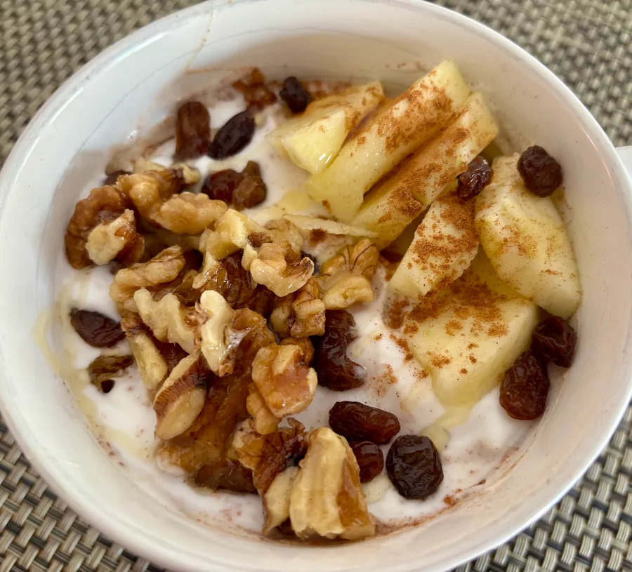 Kokosyoghurt met appel, rozijnen en walnoten