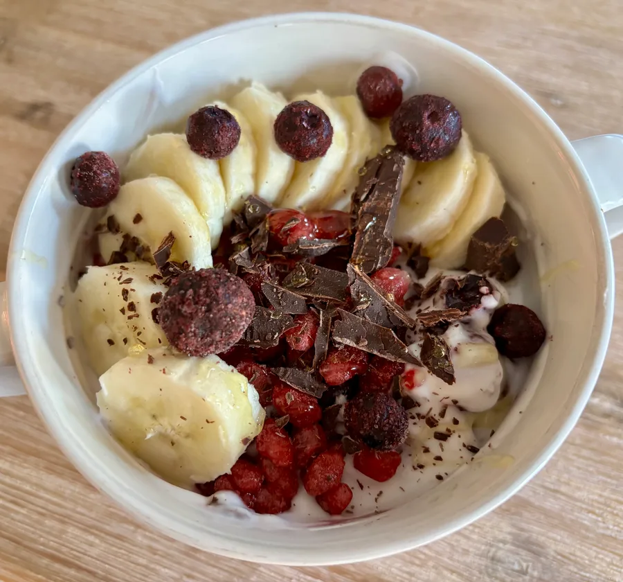 🍌 Kokosyoghurt met banaan, bessen, granaatappel en pure chocola