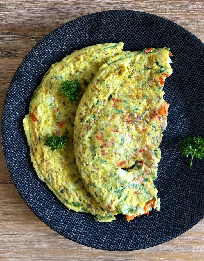 Kruidig omelet met rucola en paprika