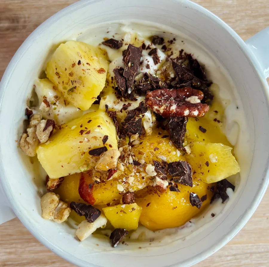 Kwark met ananas, perzik en pure chocola