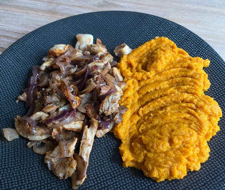 Met knoflook gebakken pulled chicken, uien, champignons en wortelpuree.