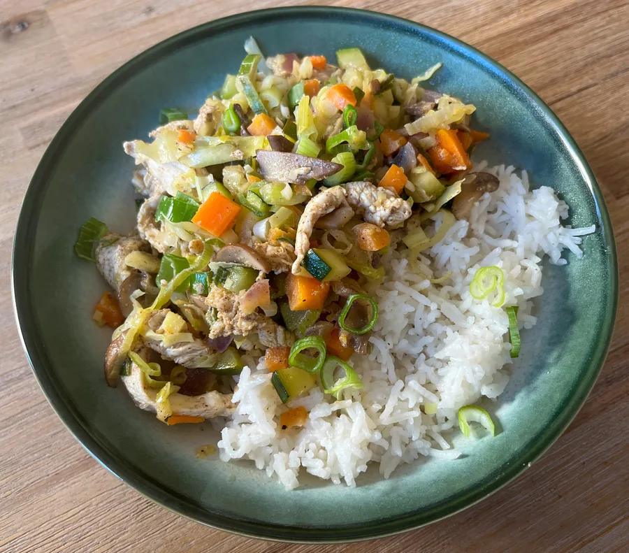 Oosters rijstgerecht met kip en groenten en citrus