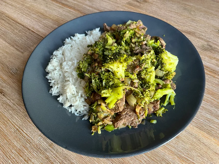 Oosterse biefstukreepjes met broccoli en rijst