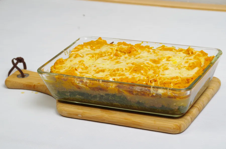 Ovenschotel met zoete aardappel, spinazie en gehakt