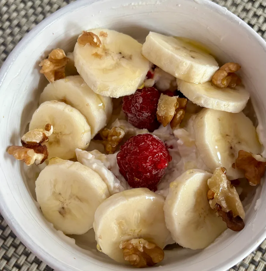 Overnight oats met kwark, frambozen en banaan
