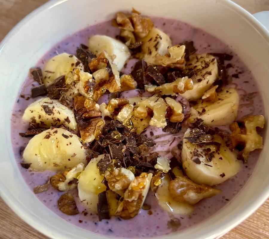 Overnight oats met melkkefir, blauwe bessen en banaan