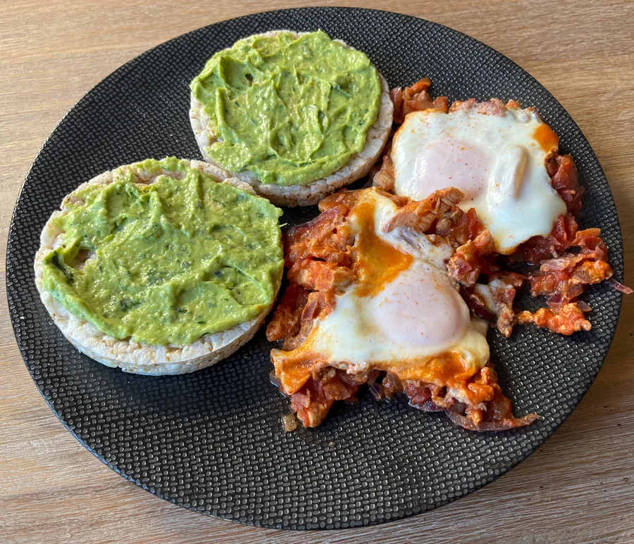 Rijstwafels met avocado, Mexicaanse kip en een eitje