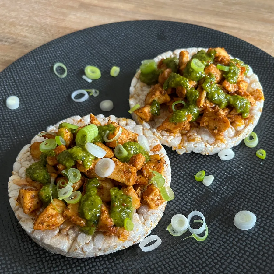 Rijstwafels met kipfilet en pittige groene dressing