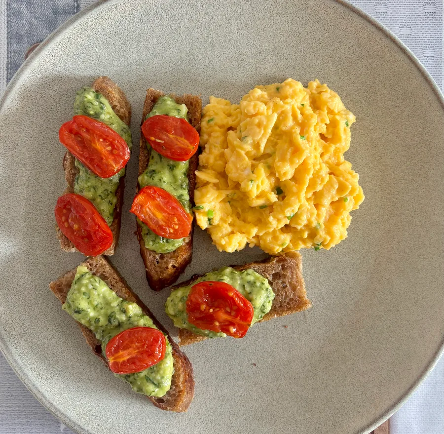 Roerei met basilicumpesto en tomaat op een zelfgebakken zuurdesem broodje