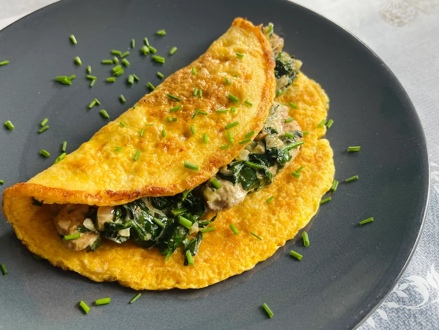 Romig omelet met kip, spinazie en crème fraîche