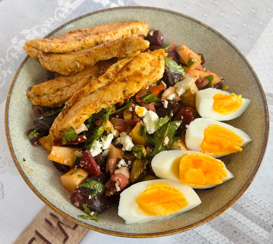 Salade met rode biet, appel, kip en dragon dressing