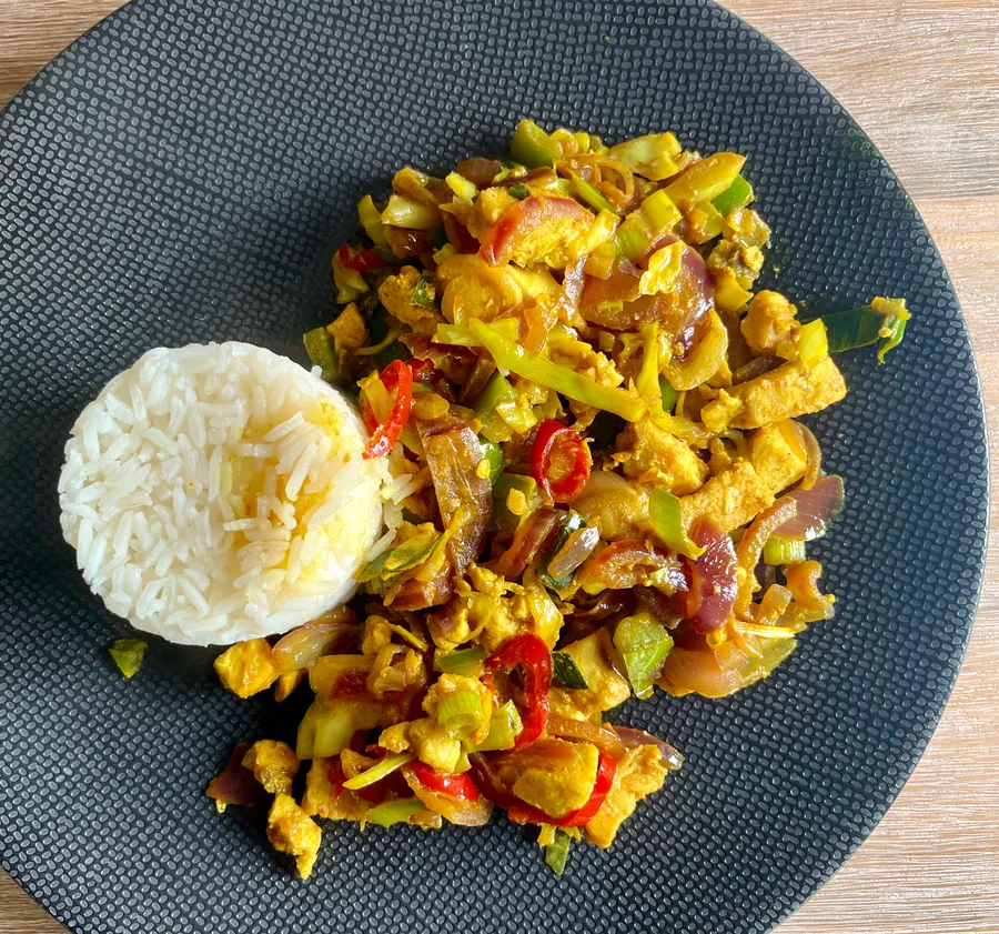 Wokgerecht met basmati rijst en oosterse wokgroenten