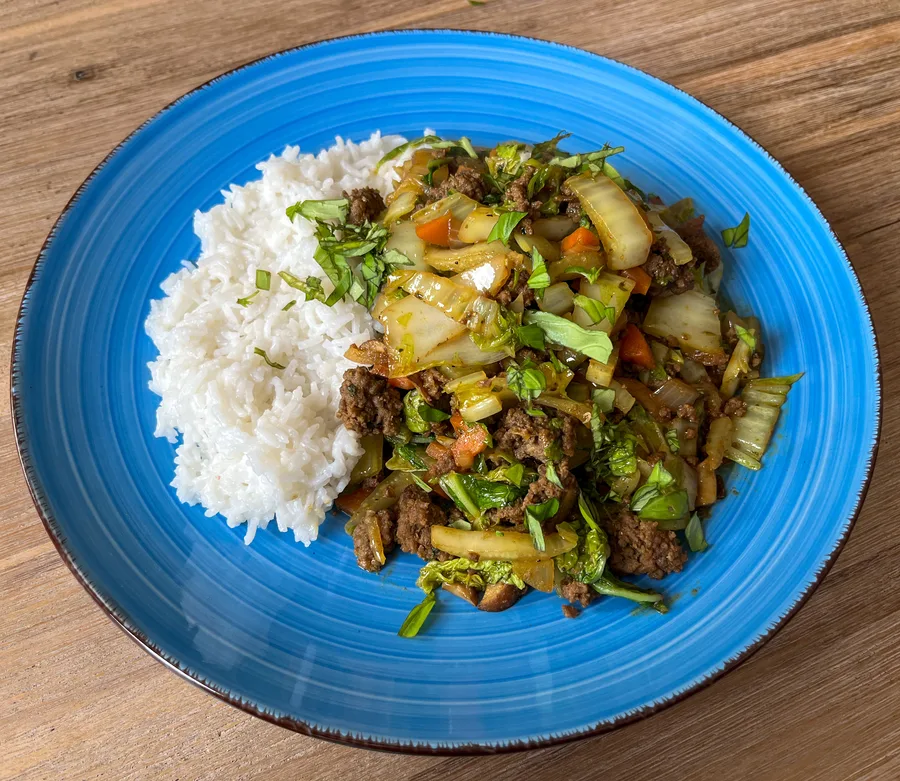 Wokgerecht met Chinese kool, rundergehaktballetjes en kokosrijst