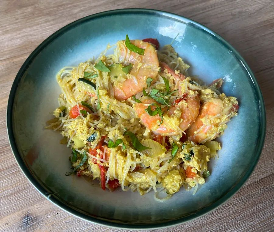 Wokgerecht met gebakken rijstnoedels, groenten, garnalen en ei