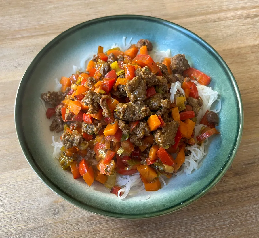 Wokgerecht met groenten, rundergehaktballetjes en rijstnoedels