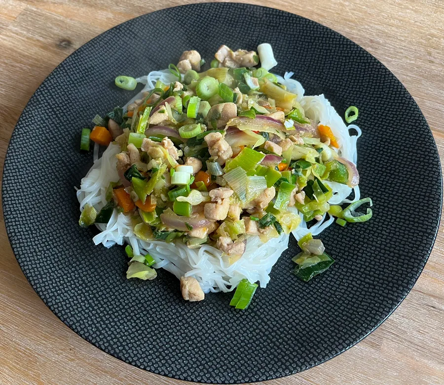 Wokgerecht met kipfilet, Thaise groenten en rijstnoedels