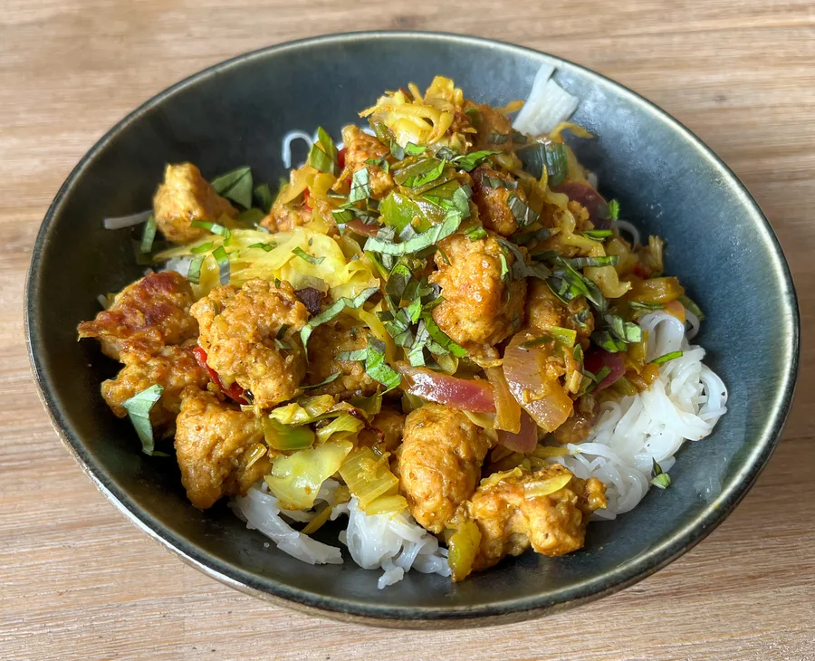 Wokgerecht met kipgehaktballetjes, bami-groenten en rijstnoedels
