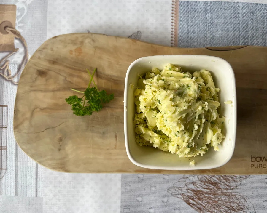 Zelfgemaakte knoflook-kruidenboter