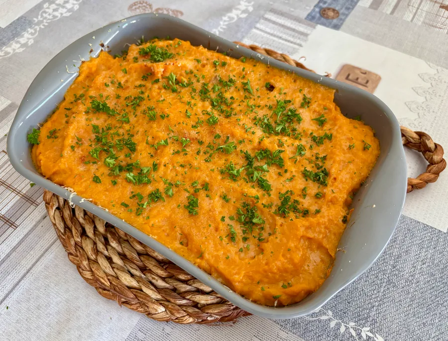 Zoete aardappelschotel met zuurkool en gekruid rundergehakt