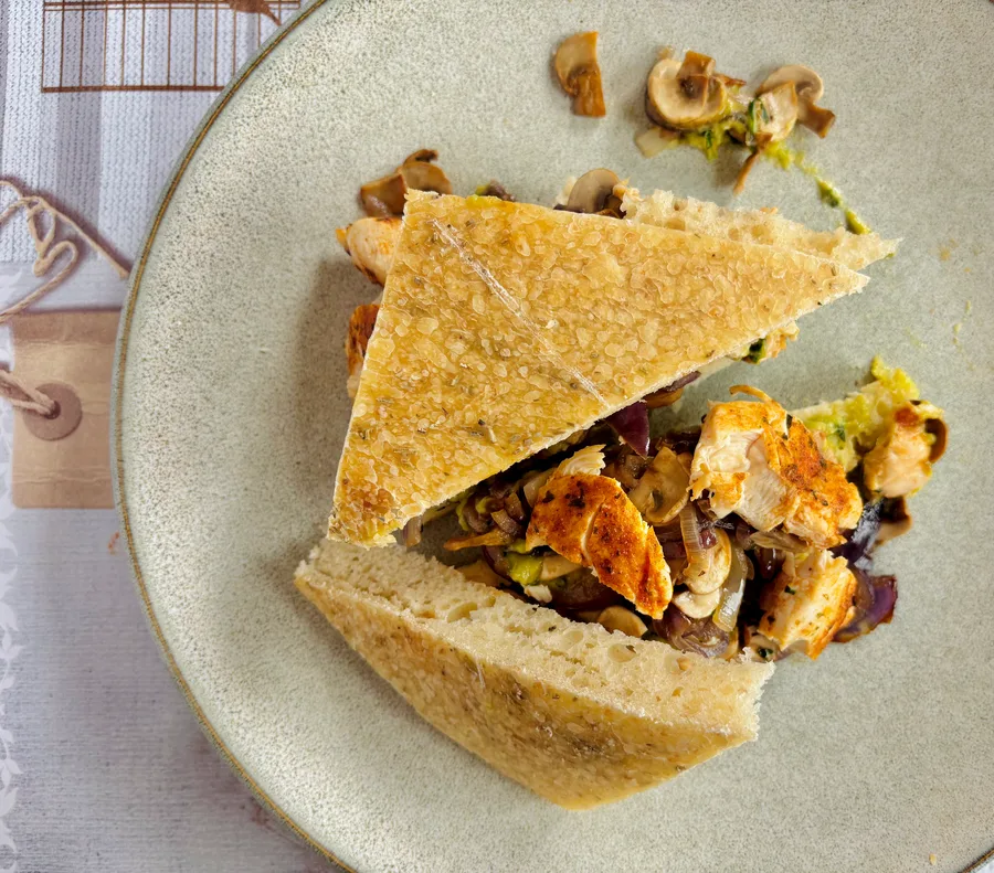 Zuurdesem broodje met guacamole, gestoofde champignons en kip