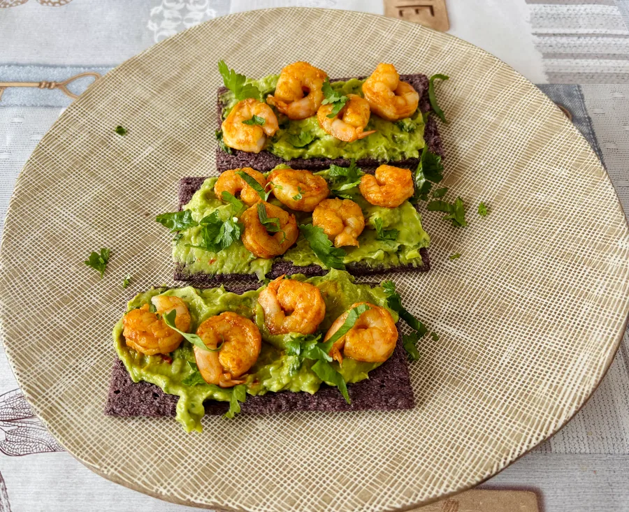 Zwarte rijstwafels met guacamole en knoflook