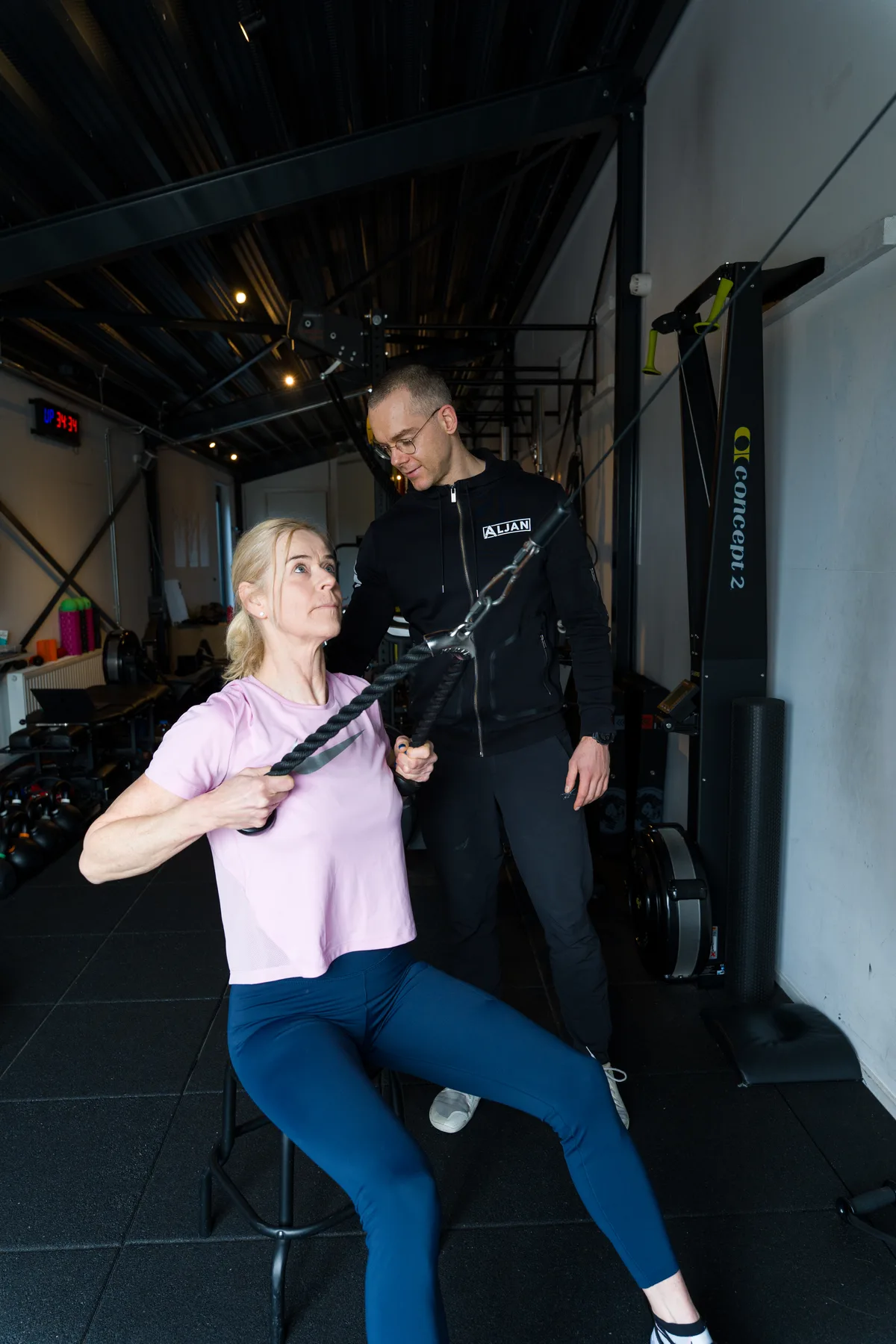 Annely Tempel begeleidt smallgroup-klant tijdens kettlebell-training Hoogeveen
