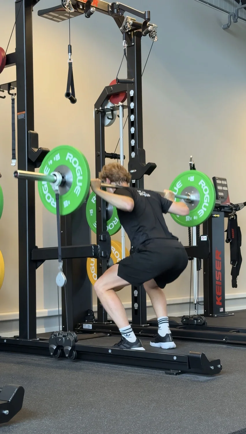 Klant doet een back squat in een power rack in Studio Tempel Hoogeveen