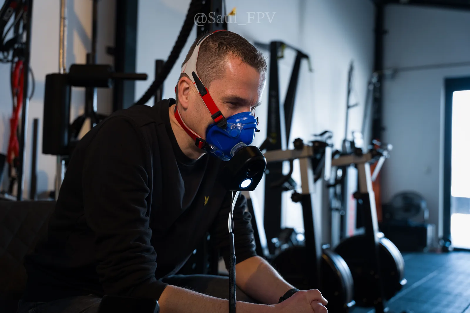 Klant tijdens uVida-inspanningstest met ademmasker op de fiets, Studio Tempel Hoogeveen